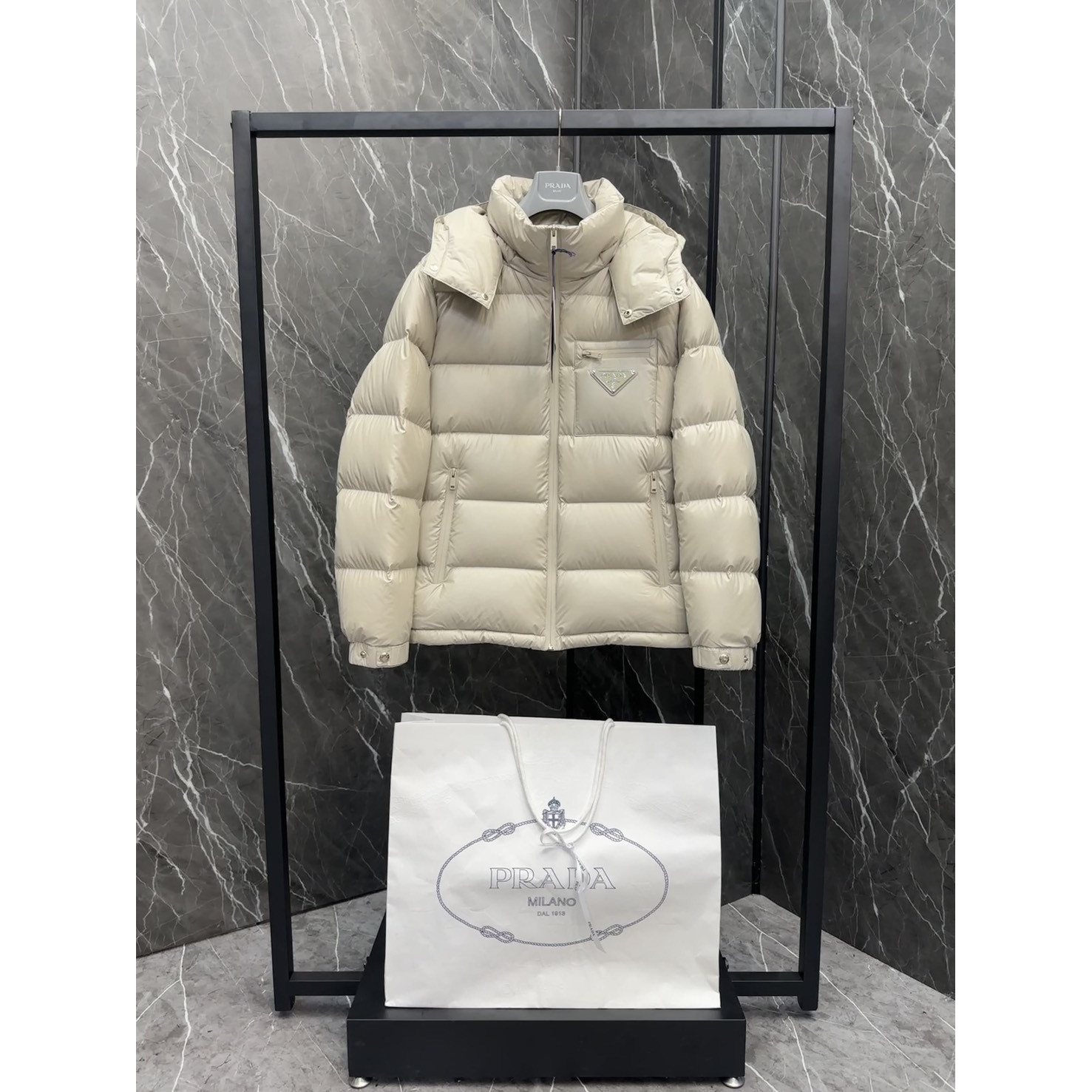 <p>PRADA 新款羽绒服(白)</p>