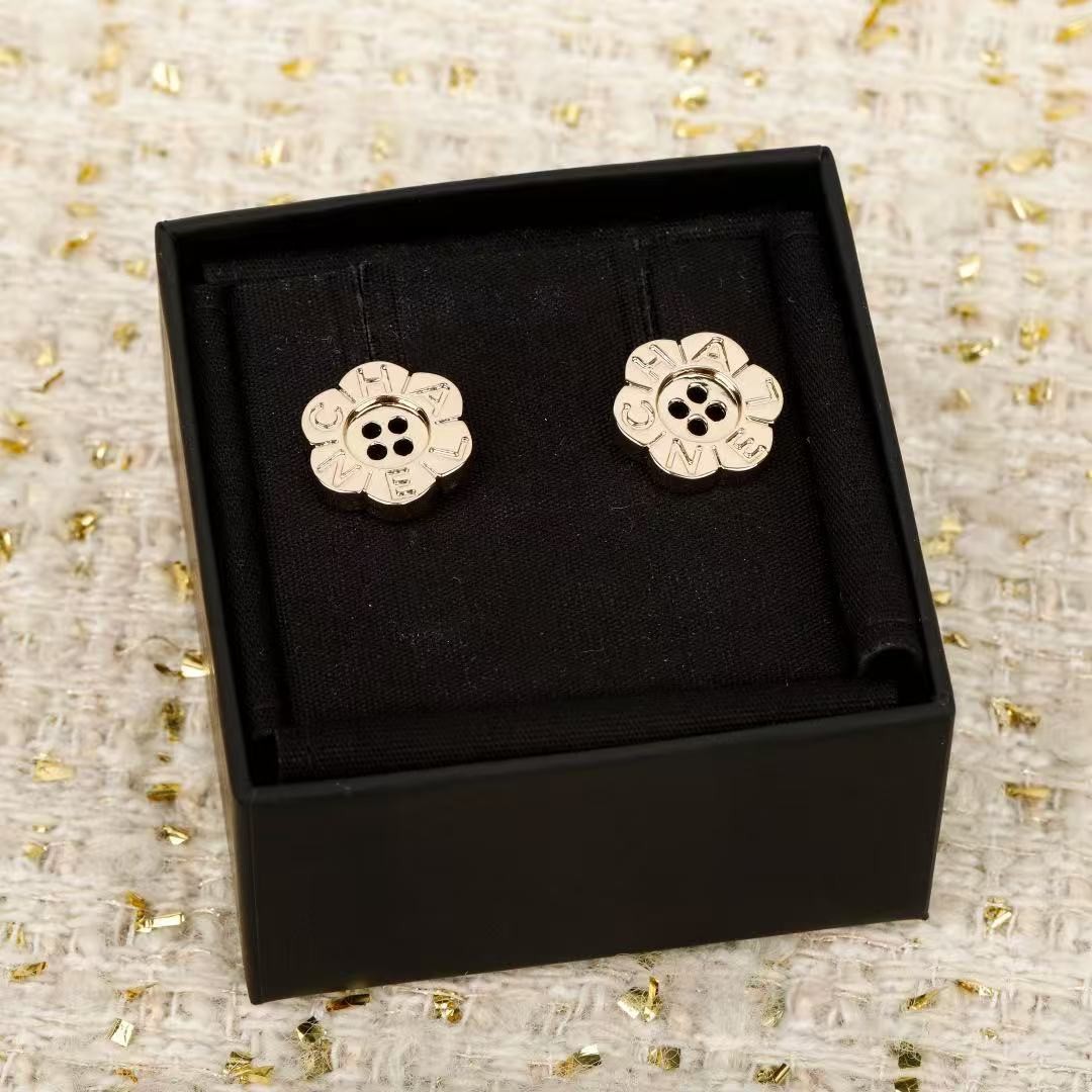 <p>CHANEL&nbsp;纽扣花朵耳钉</p>