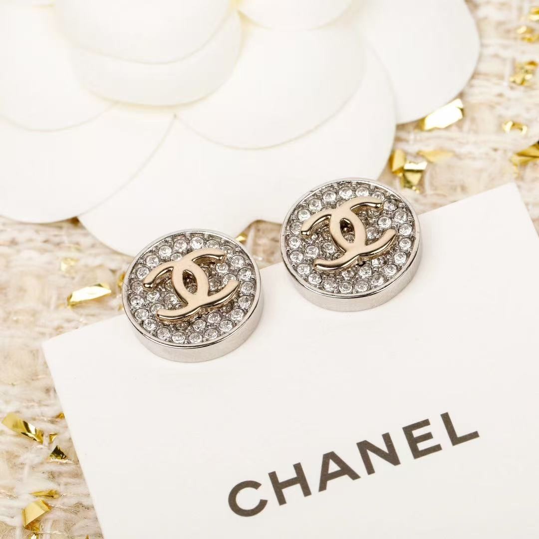 <p>CHANEL&nbsp;纽扣满钻双c耳钉</p>