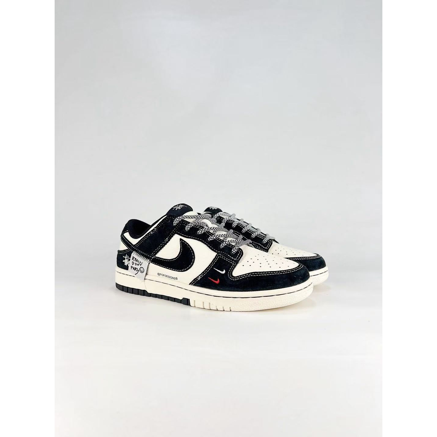 <p>NIKE DUNK SB LOW 全新配色&nbsp;</p>