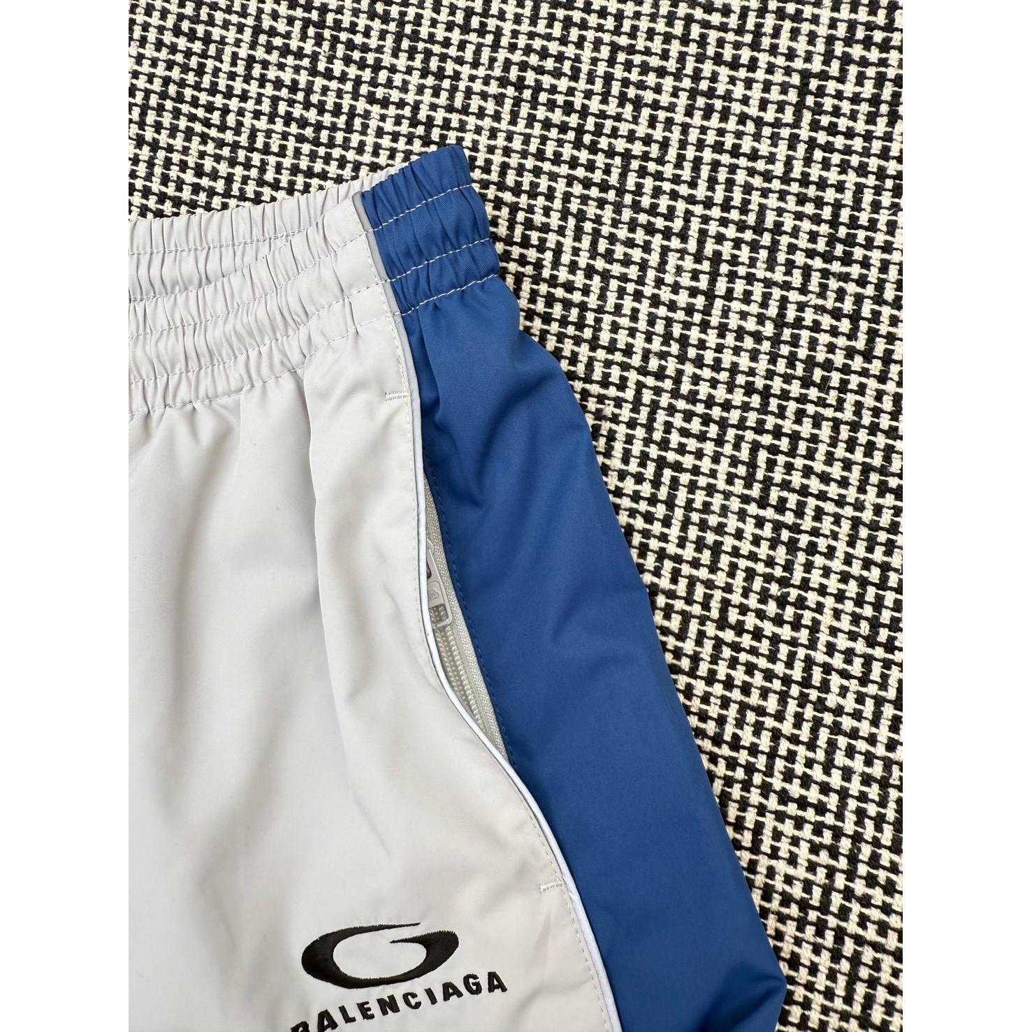 <p>Balenciaga 环圈字母刺绣撞色运动长裤(白)</p>