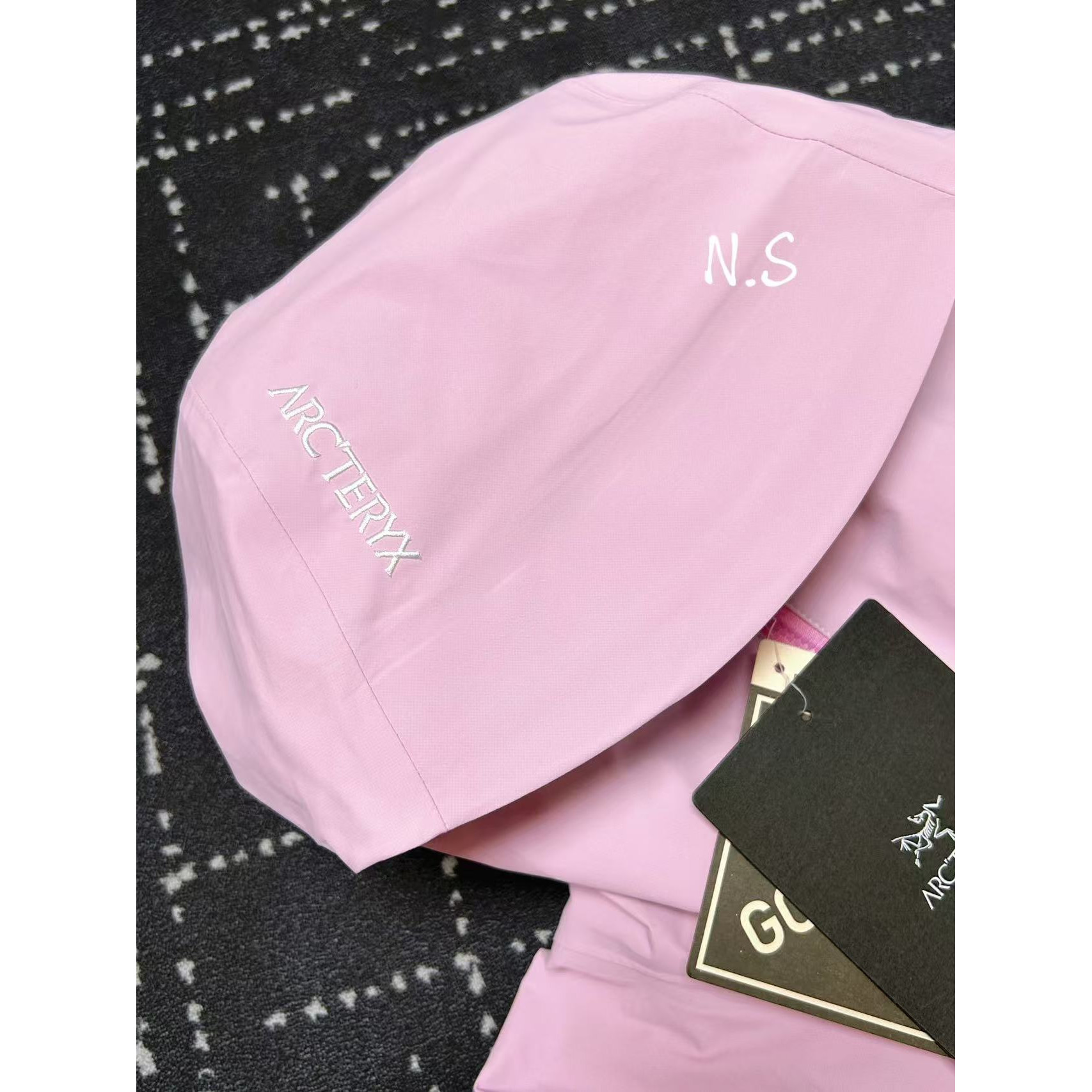 <p>Arc'teryx SL硬壳冲锋衣(潮汐粉)</p>