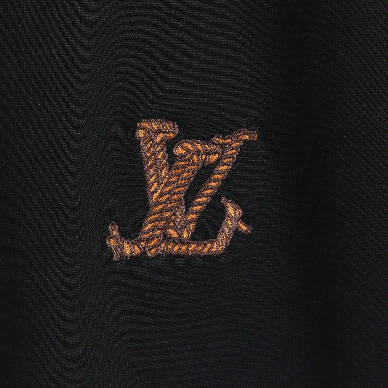<p>LV &nbsp;logo绣花 短袖T恤(黑)</p>