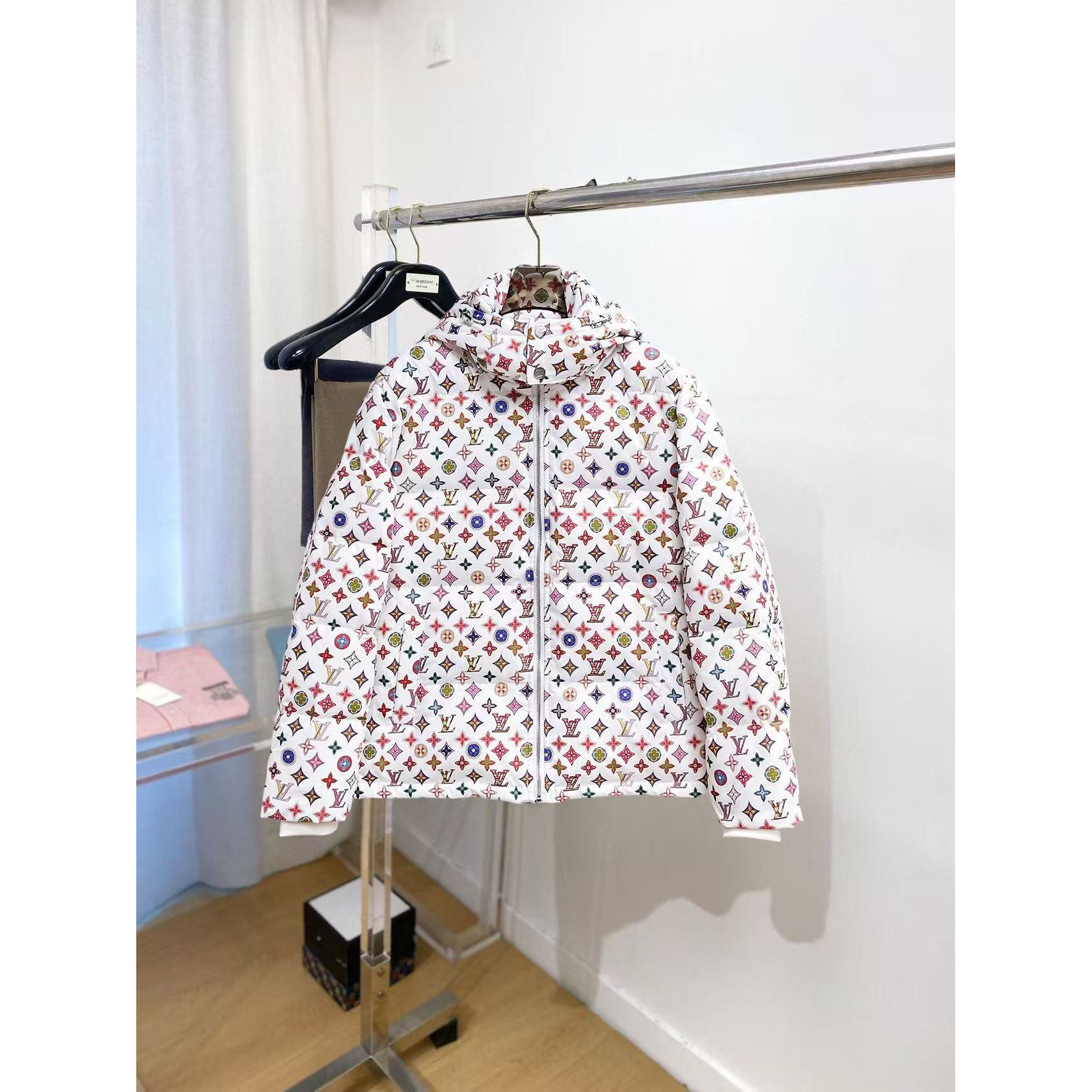 <p>LV 秋冬新款羽绒服(白)</p>
