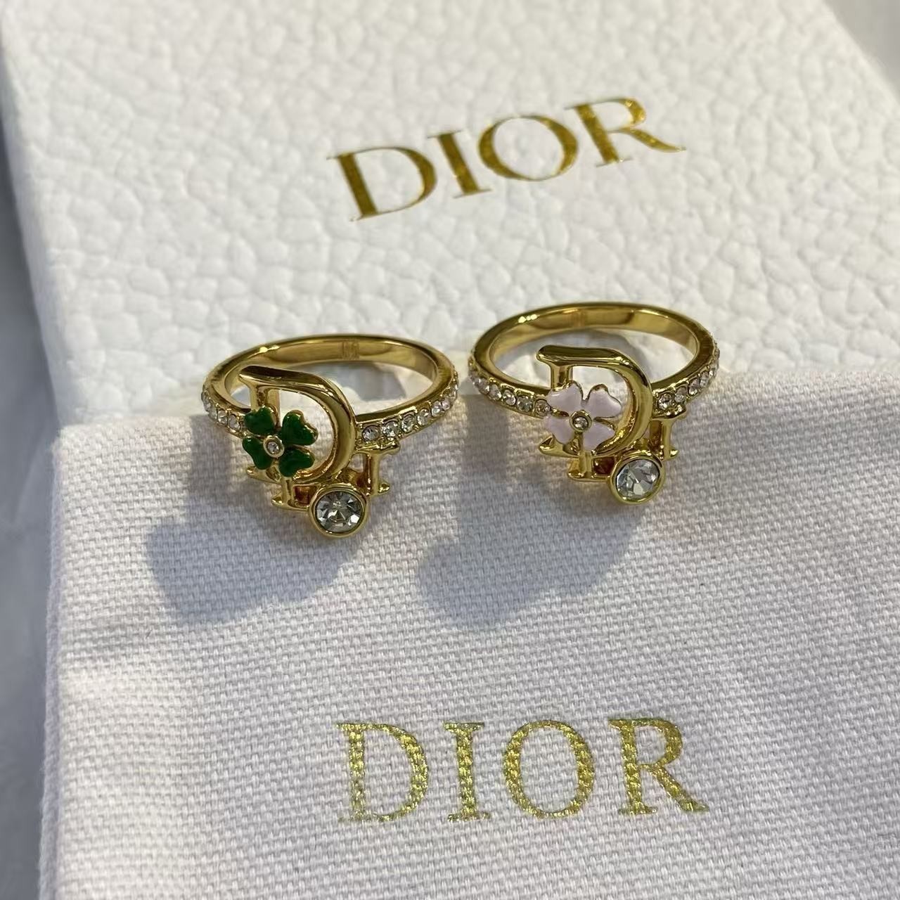 <p>DIOR 花卉字母大小珍珠戒指 6/7/8</p>