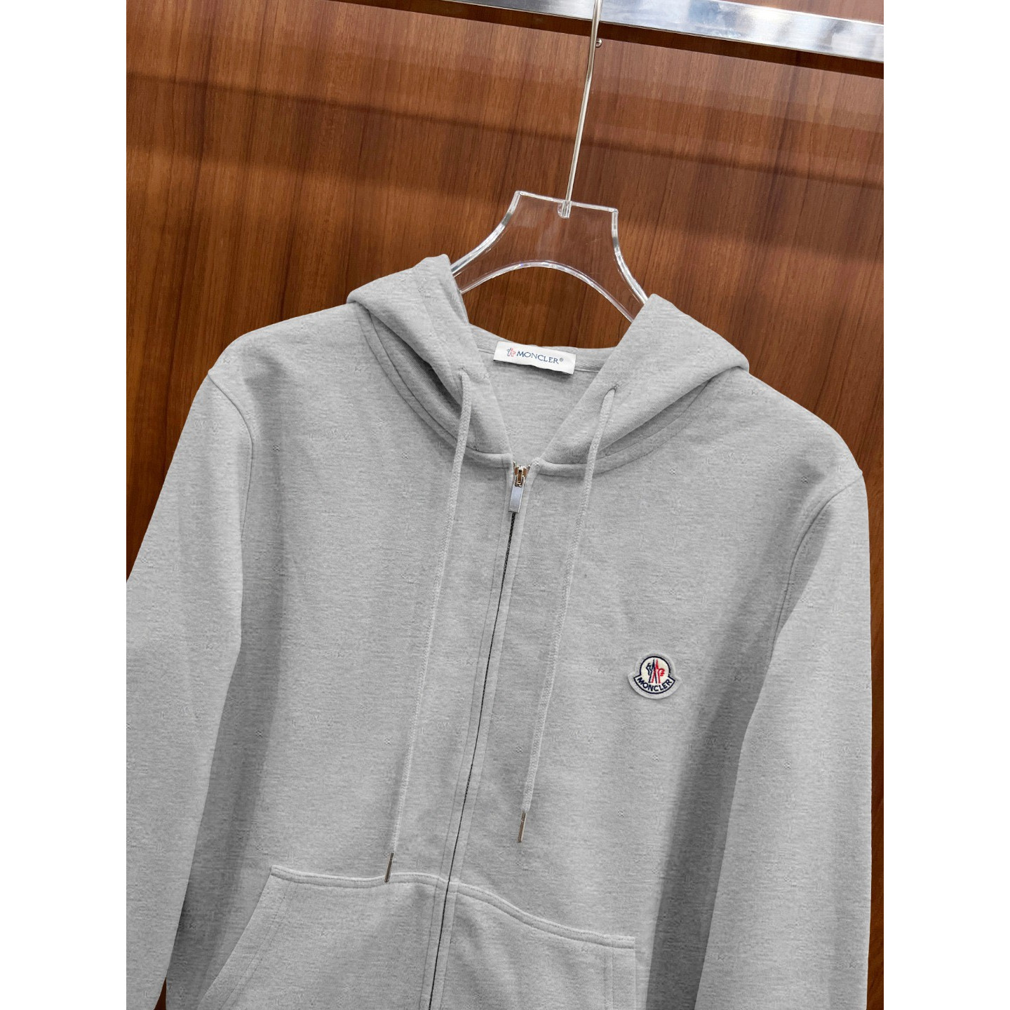 <p>Moncler 连帽套装(花灰色)</p>
