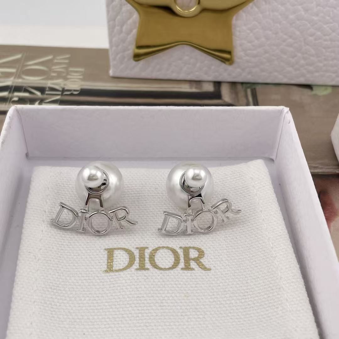 <p>DIOR&nbsp;字母双珠耳钉</p>