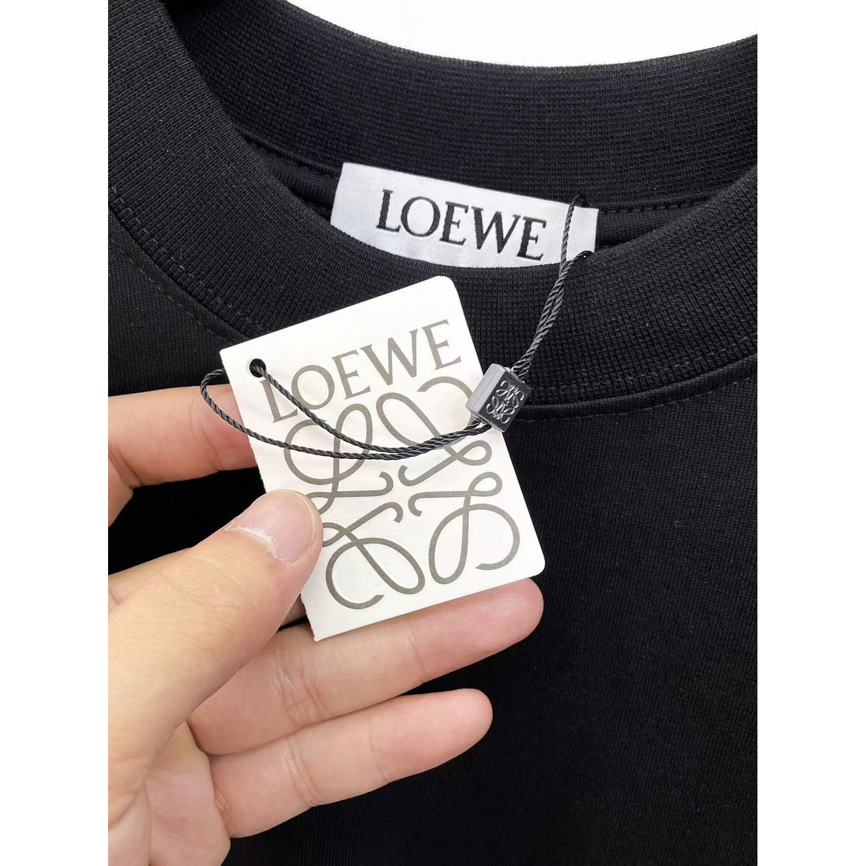 <p>LOEWE&nbsp;专柜新款短袖T恤(黑)</p>