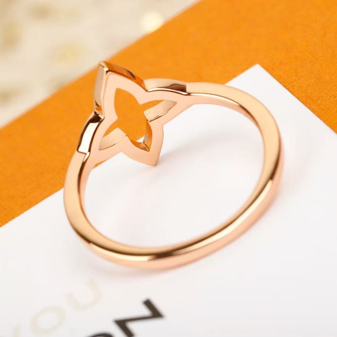 <p>LV&nbsp;菱形戒指</p>