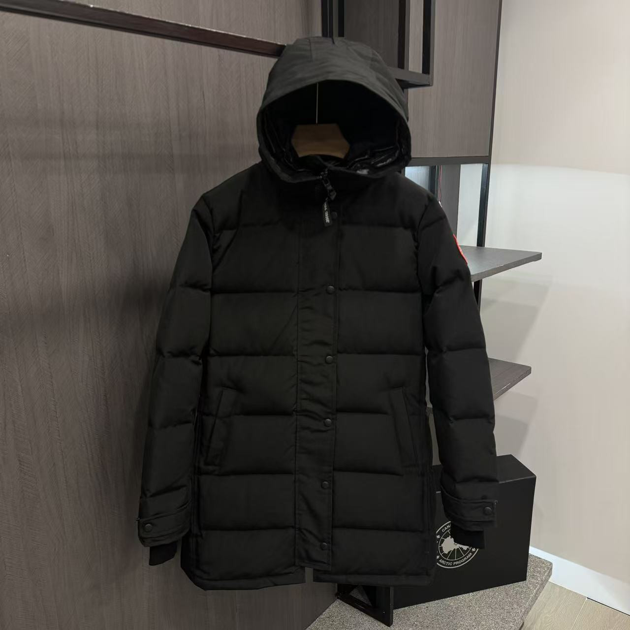 <p>Canada Goose Shelburn*派克大衣羽绒服(黑色紅標)</p>