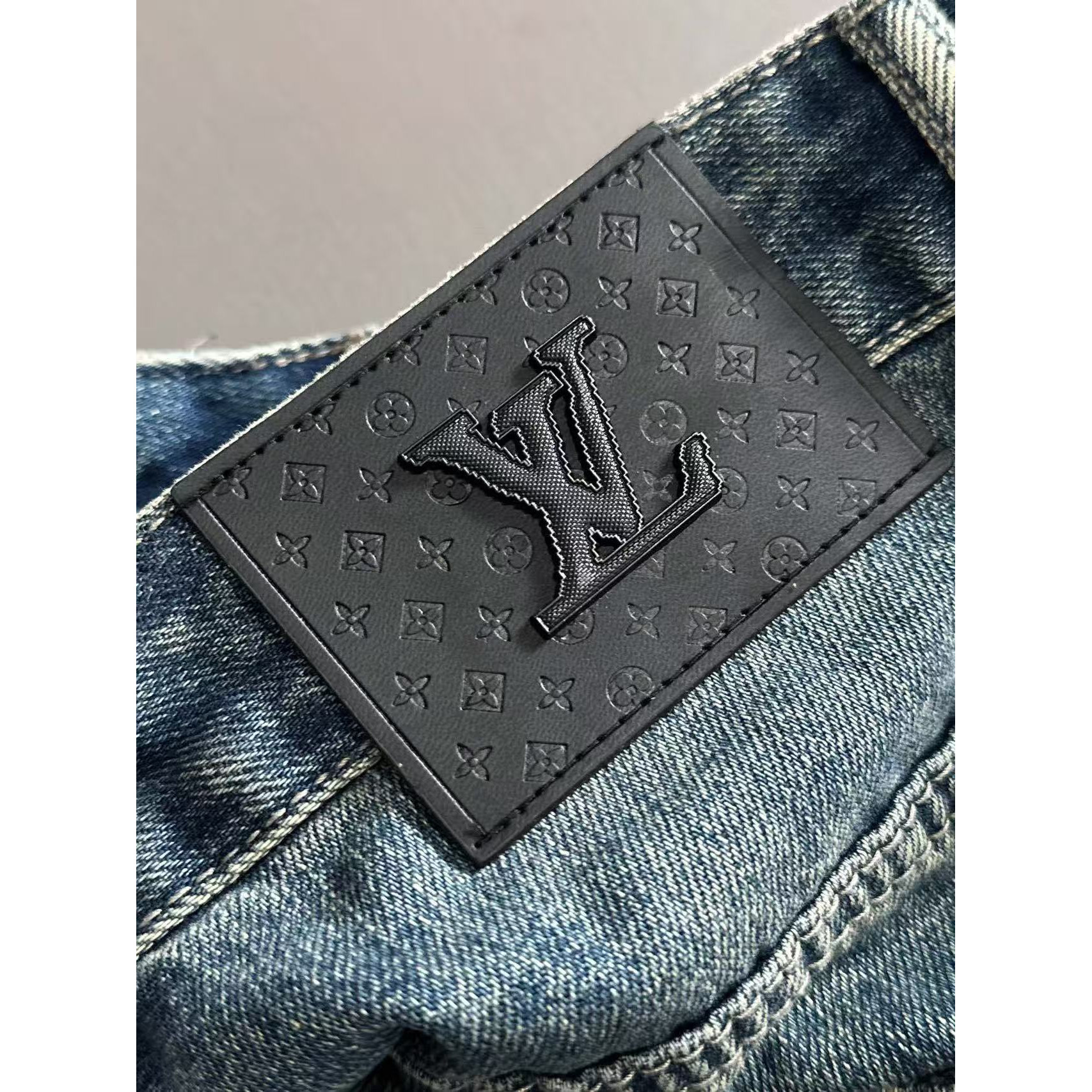 <p>LV&nbsp;四季款经典牛仔裤直筒长裤(藍)</p>