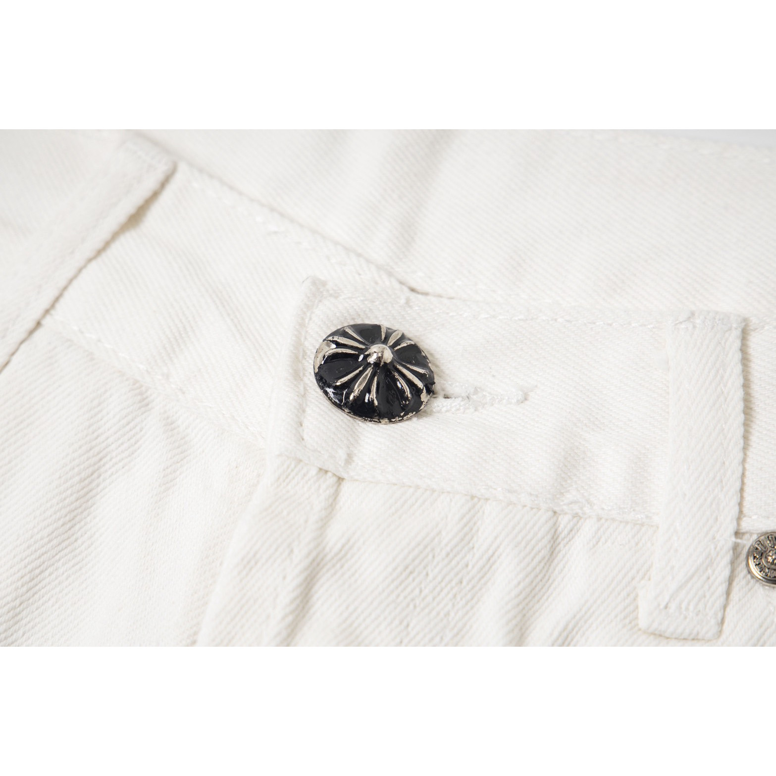 <p>CHROME HEARTS 白牛王 金属十字架白色拼皮重工牛仔裤(1723#)</p>