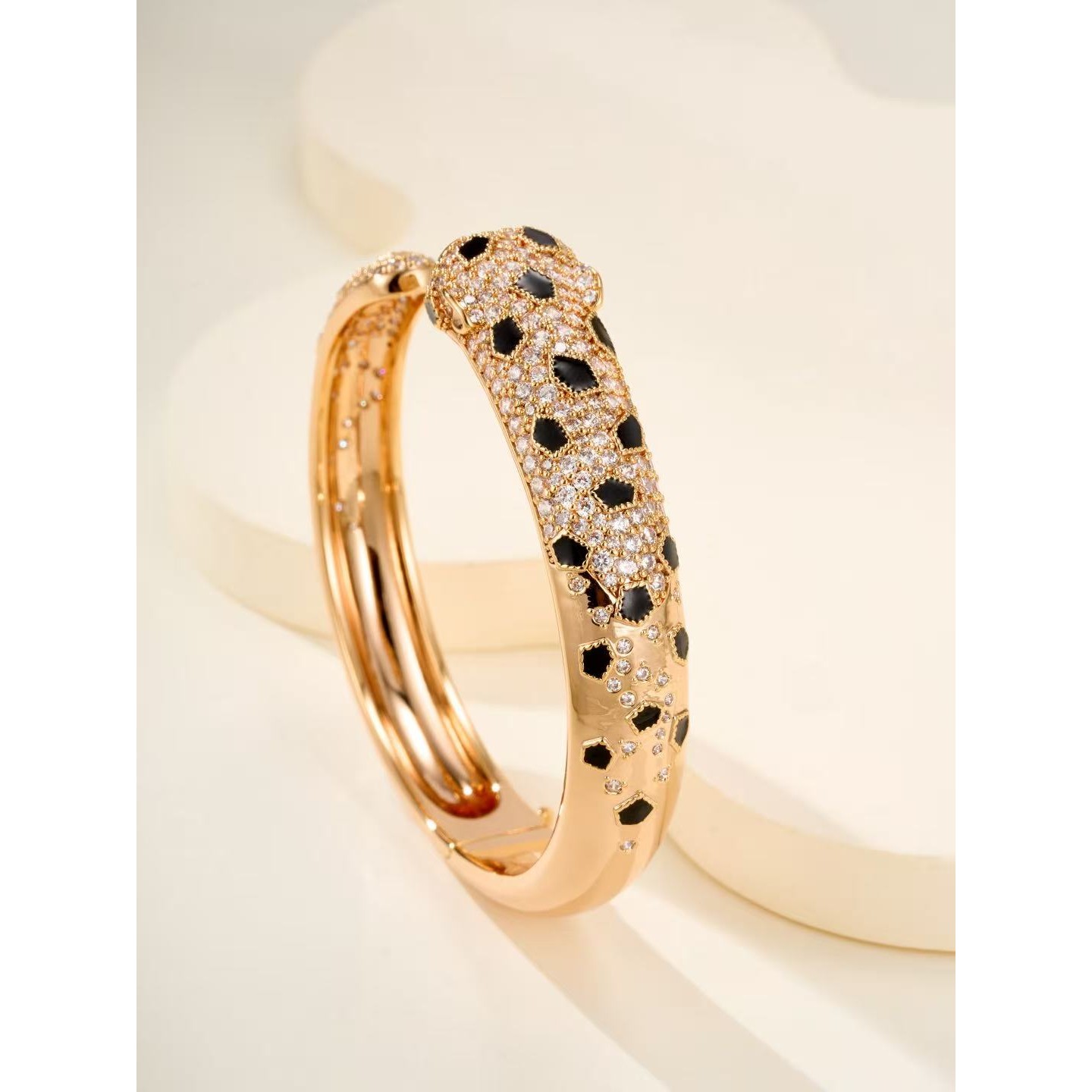 <p>CARTIER&nbsp;手镯</p>