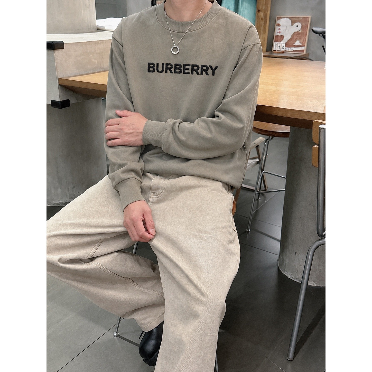 <p>BURBERRY logo图案绣花长袖(咖啡色)</p>