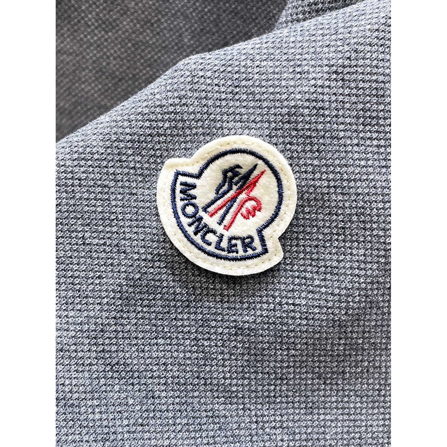 <p>MONCLER&nbsp;短袖翻领polo衫(灰)</p>