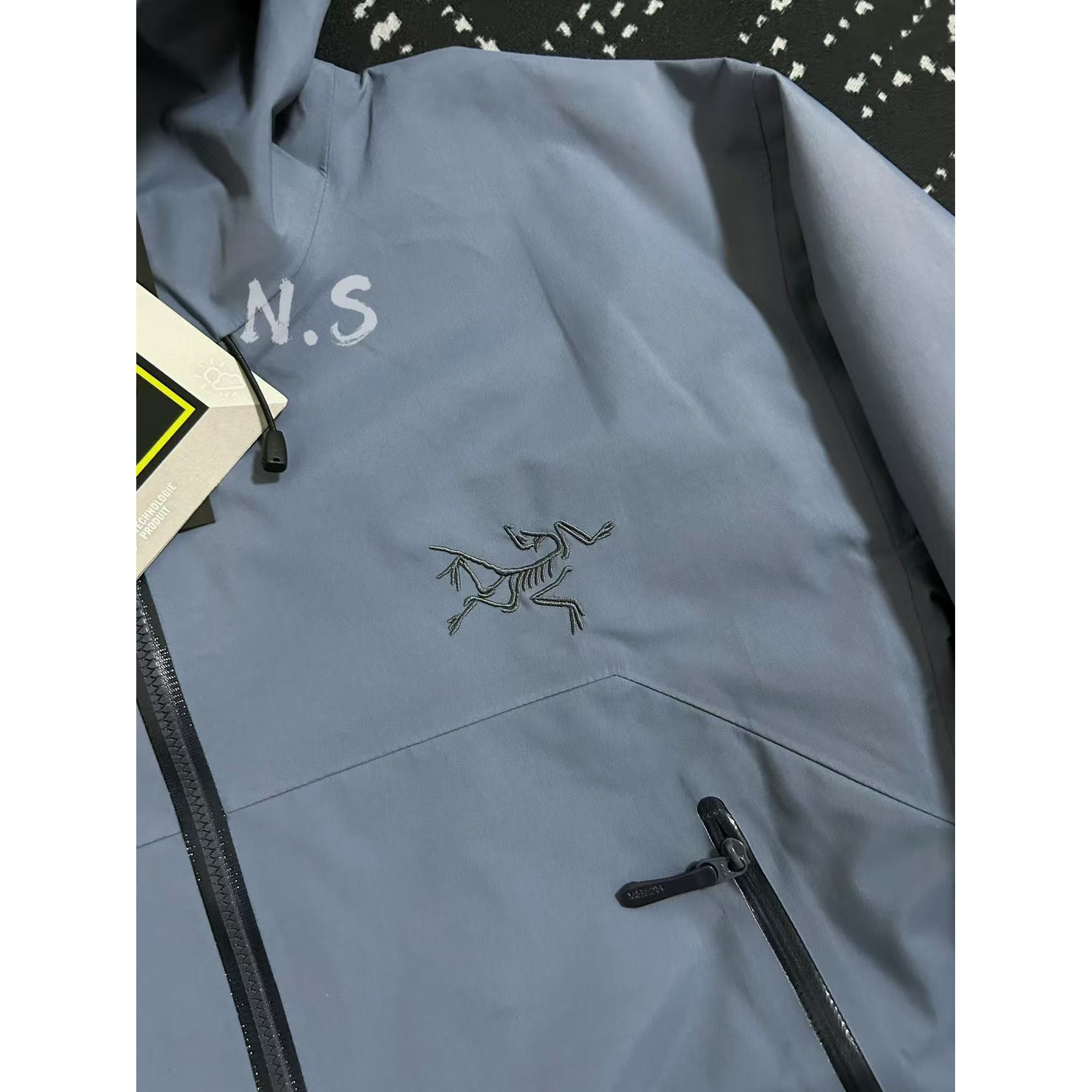 <p>Arc'teryx Beta系列 SL GORE-TEX 硬壳刺绣连帽防水防风透气冲锋衣(层云蓝)</p>
