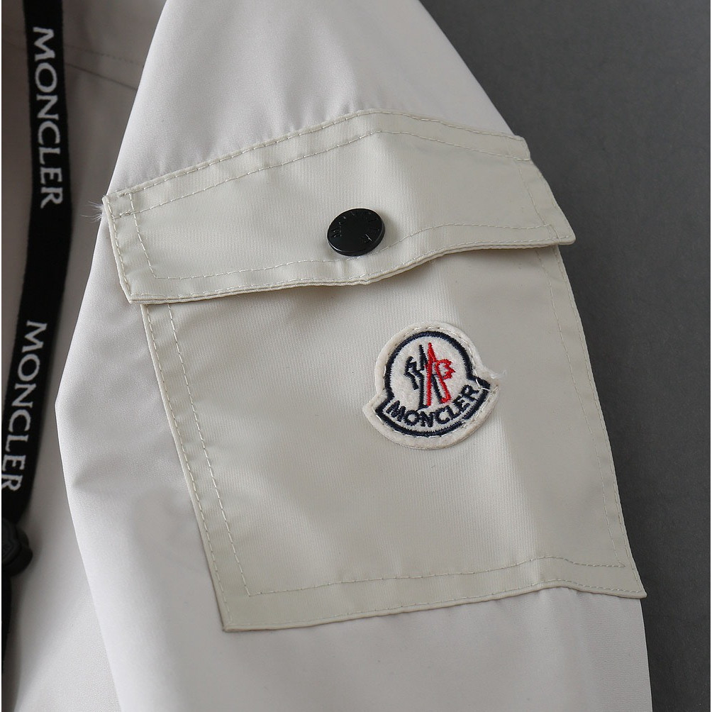 <p>MONCLER 新款男士夹克外套</p>