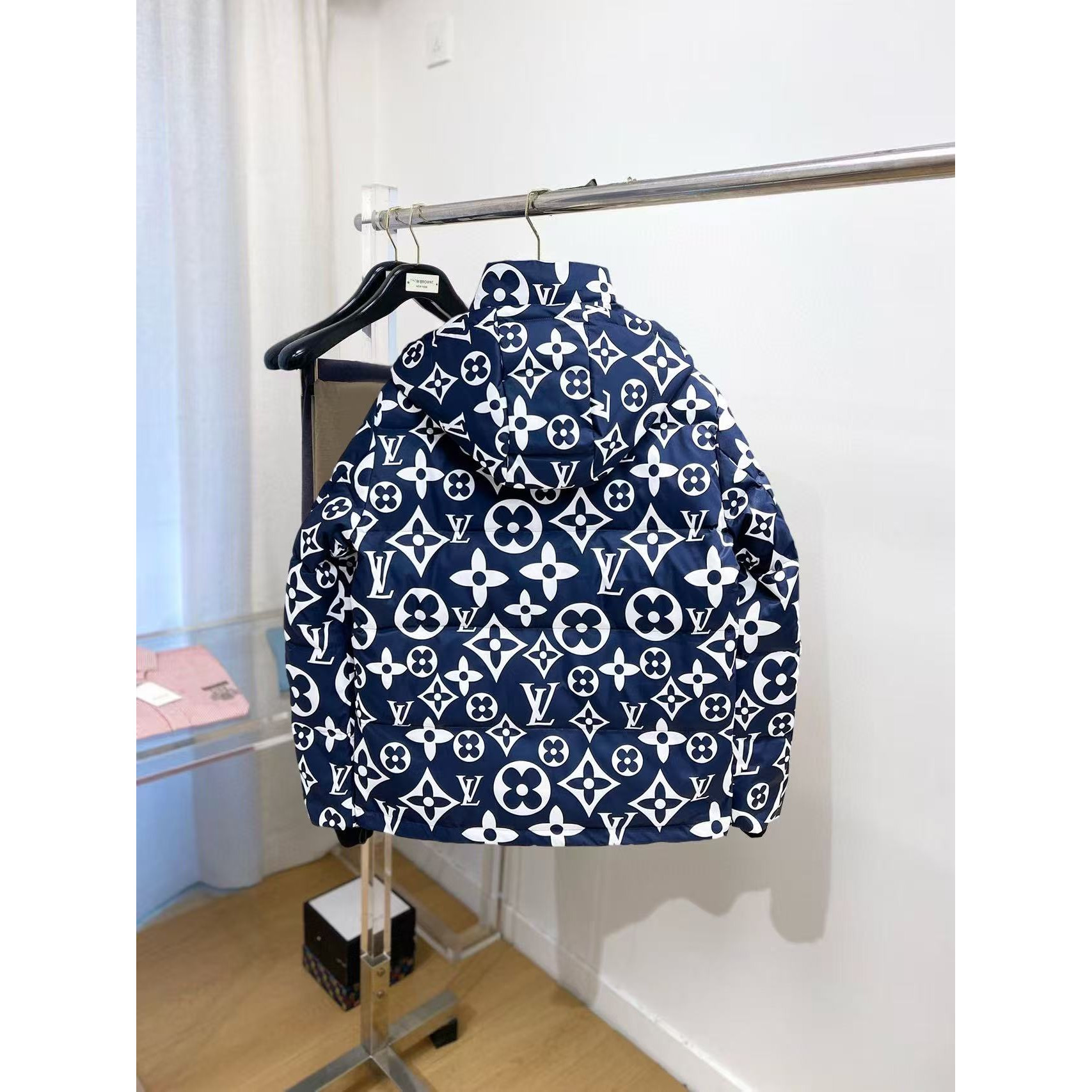 <p>LV 秋冬新款羽绒服(藍)</p>