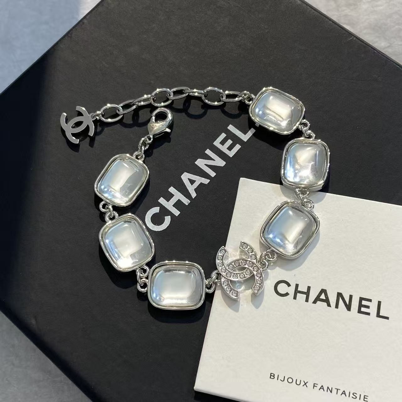 <p>CHANEL 银色方糖透明水晶双C手链</p>