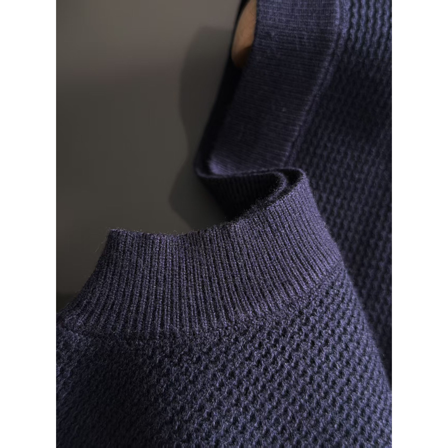 <p>Loro Piana V领针织马甲(深藍)</p>