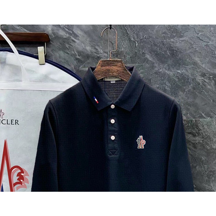 <p>MONCLER 立体徽标翻领长袖Polo衫(黑)</p>

<p>&nbsp;</p>