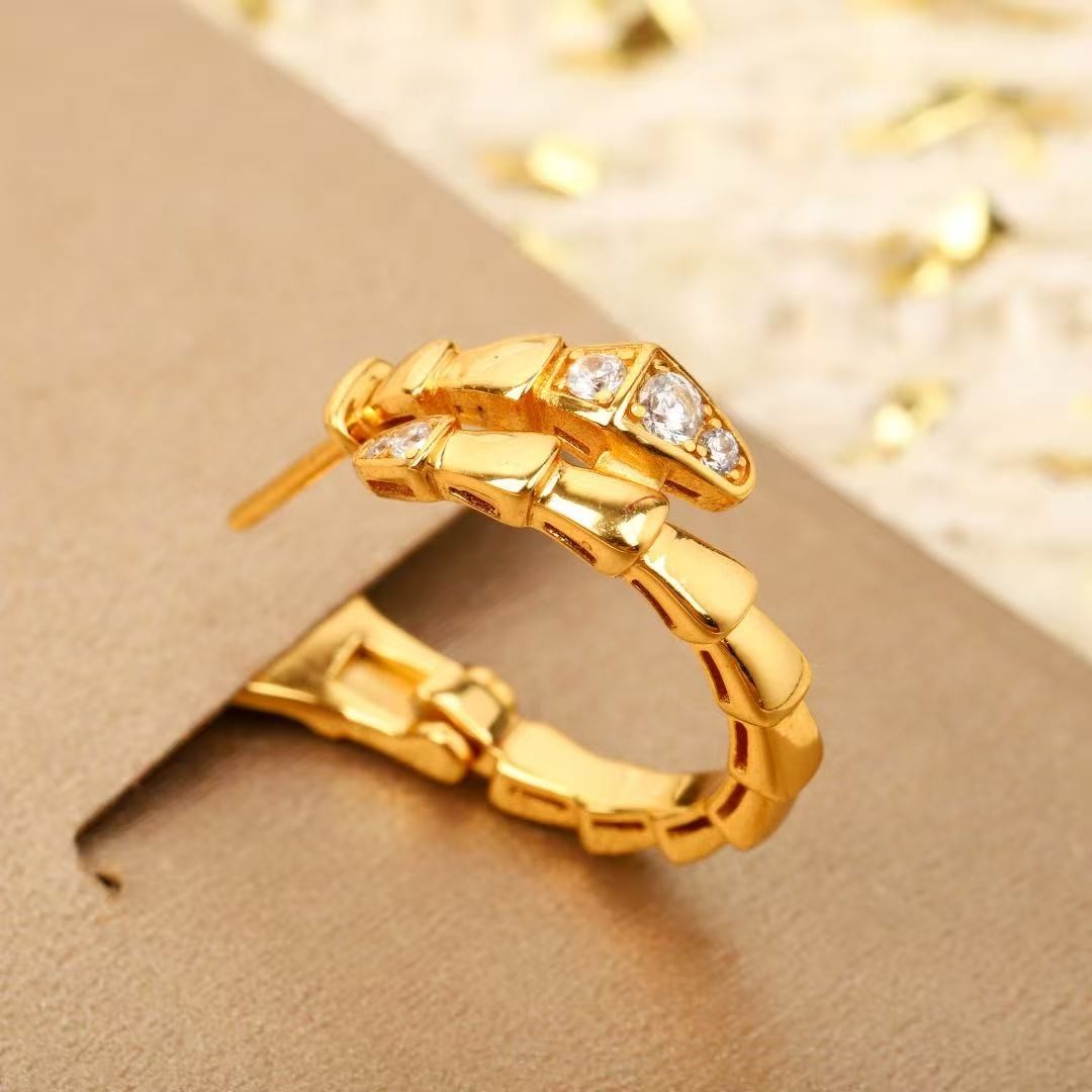 <p>BVLGARI&nbsp;蛇形耳扣</p>