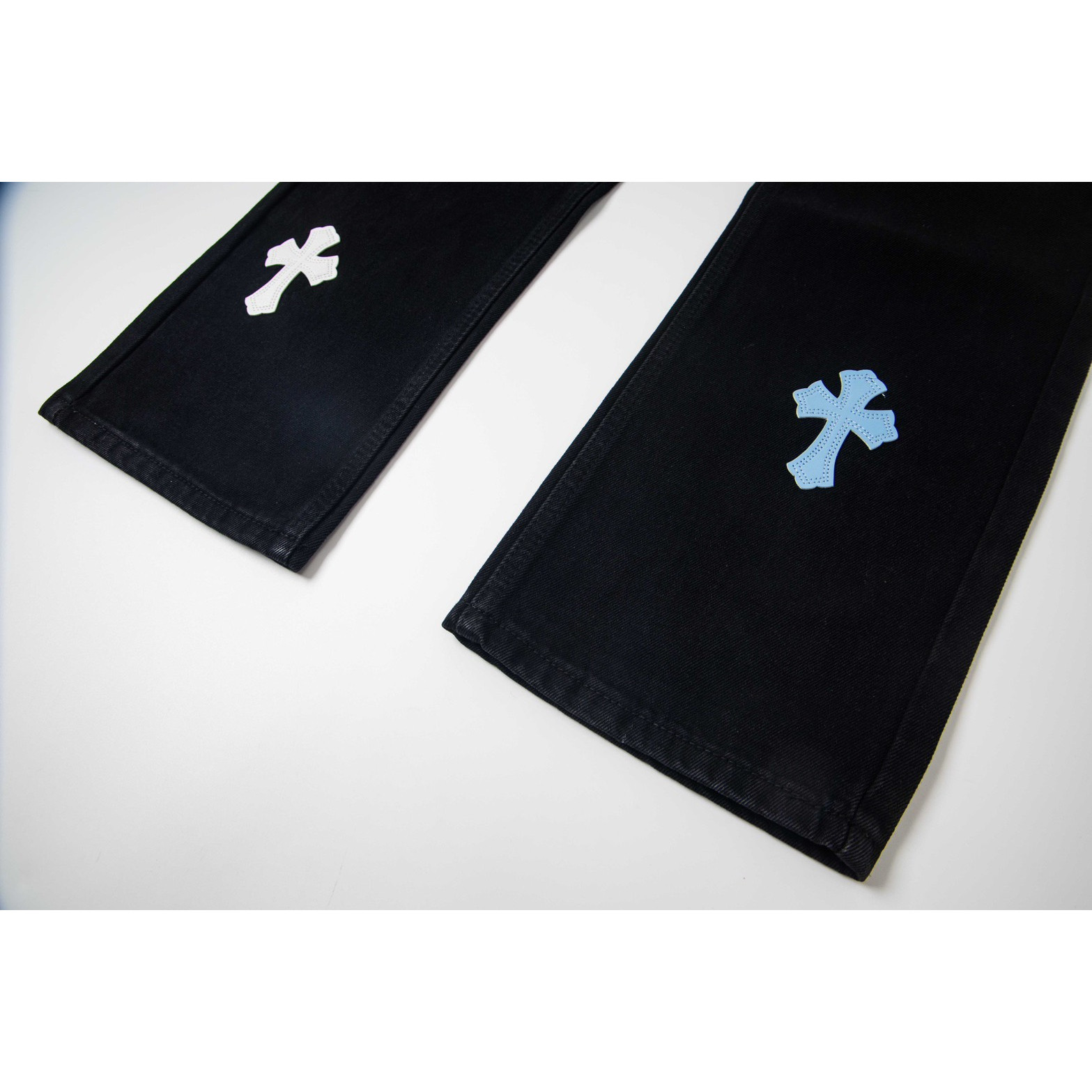<p>CHROME HEARTS 黑裤梵文蓝白多皮牛仔裤(1801#)</p>