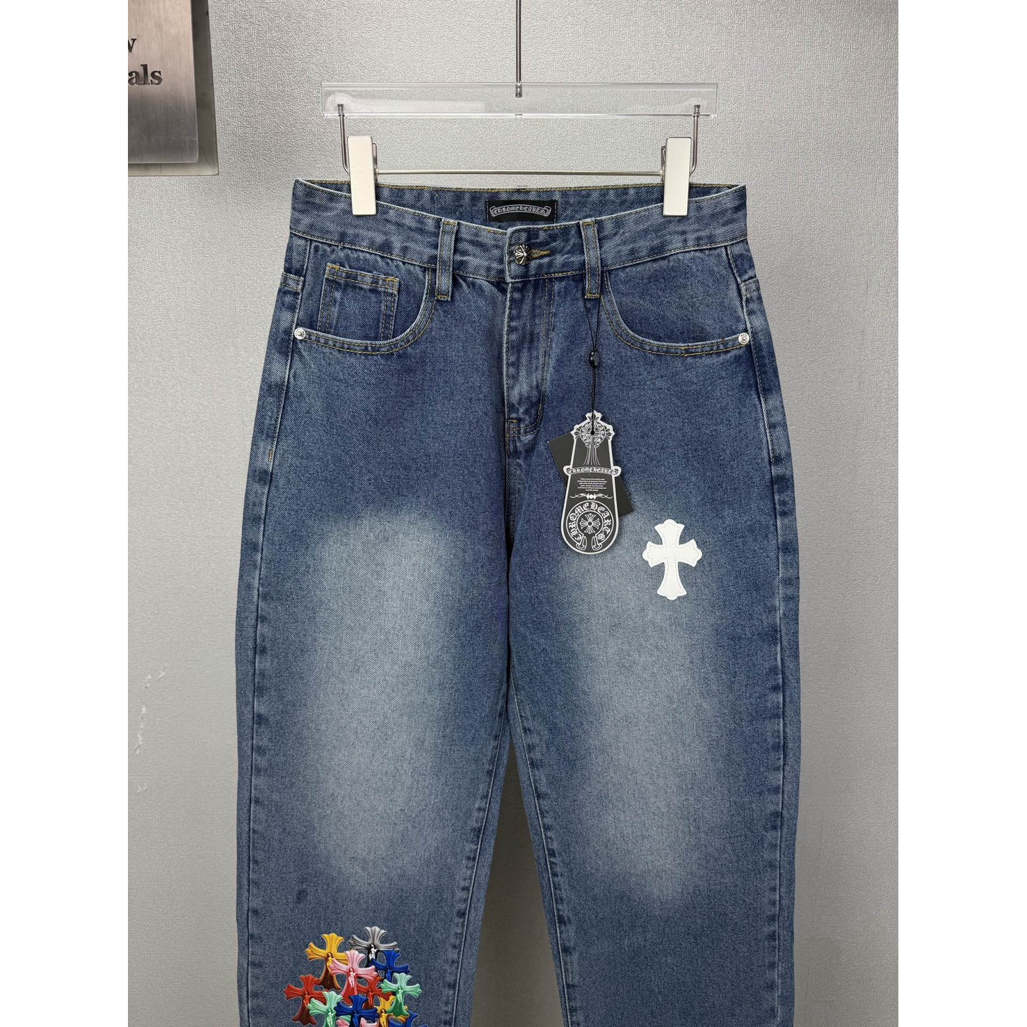<p>CHROME HEARTS 彩色十字架印花情侣款水洗宽松牛仔裤</p>