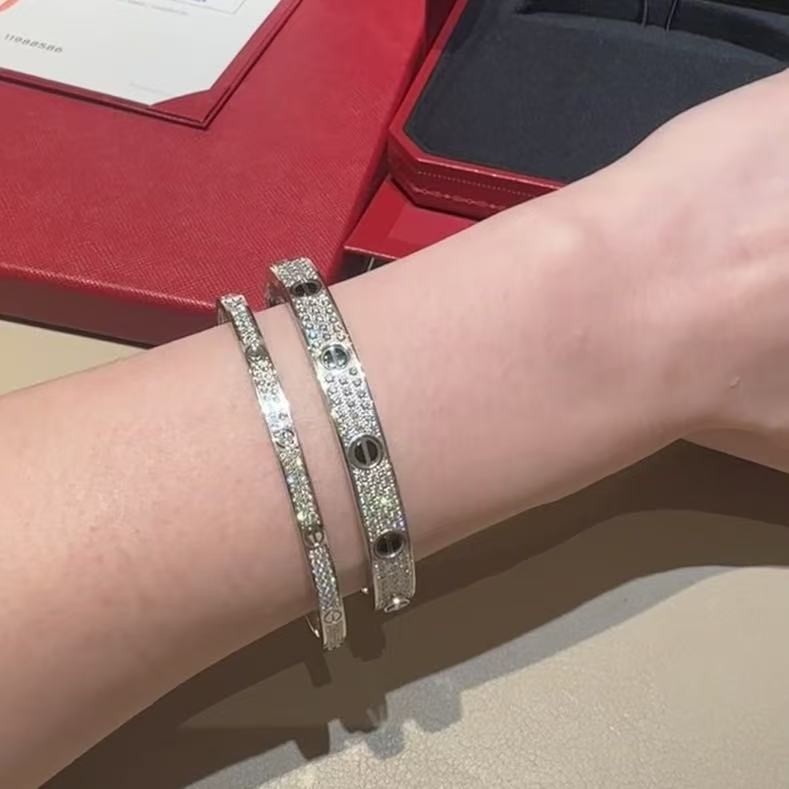 <p>CARTIER&nbsp;窄版满天星手镯</p>