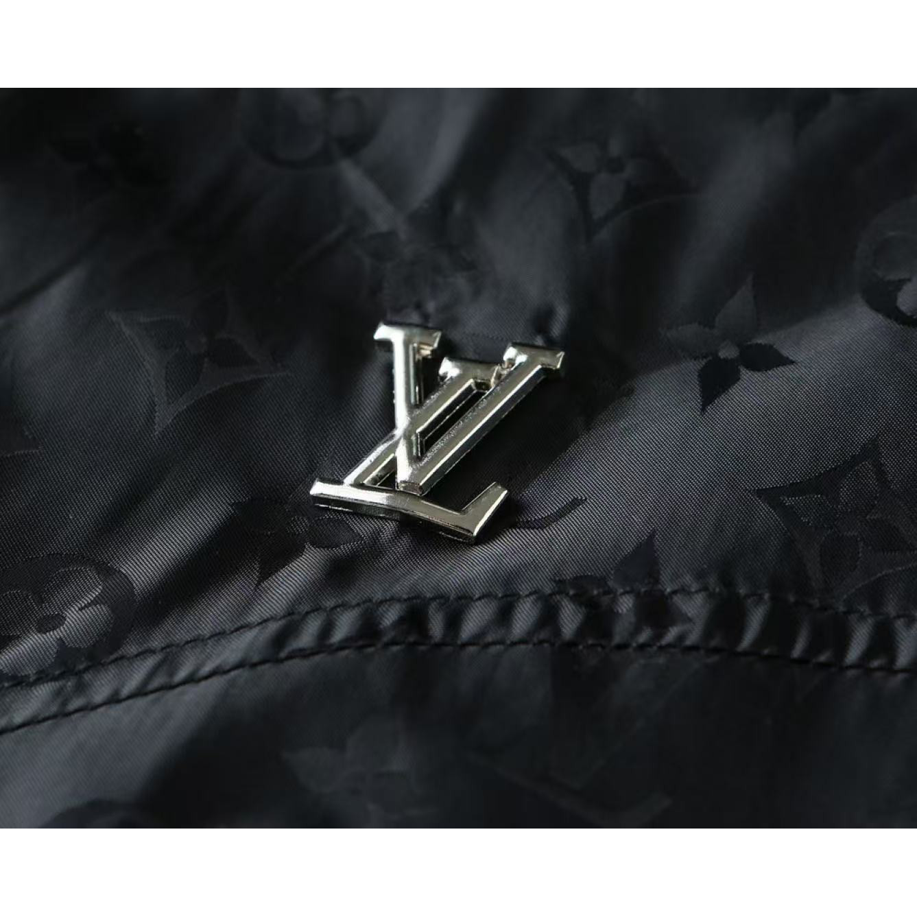 <p>LV 男士夹克外套(800880)</p>