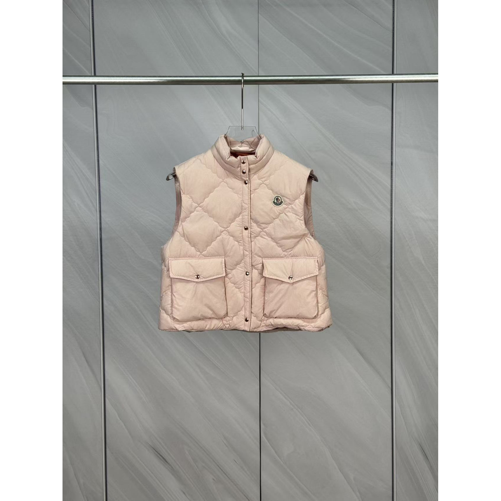 <p>Moncler 菱格纹立领休闲女士羽绒背心(粉)</p>