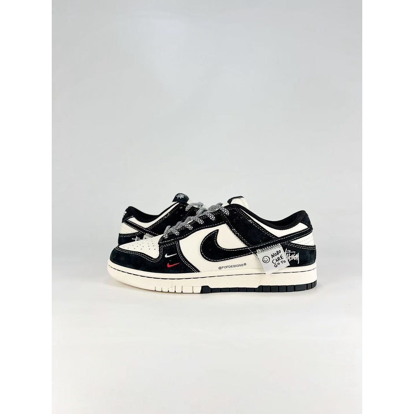 <p>NIKE DUNK SB LOW 全新配色&nbsp;</p>