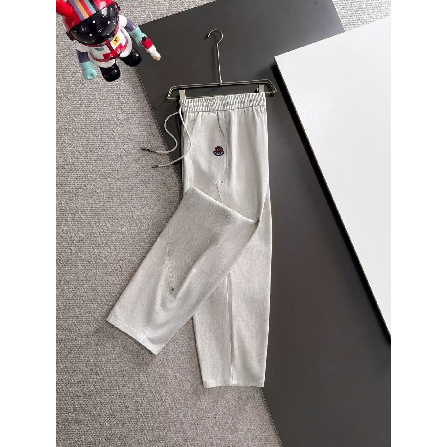 <p>MONCLER 秋冬新款松紧带休闲裤(白)</p>
