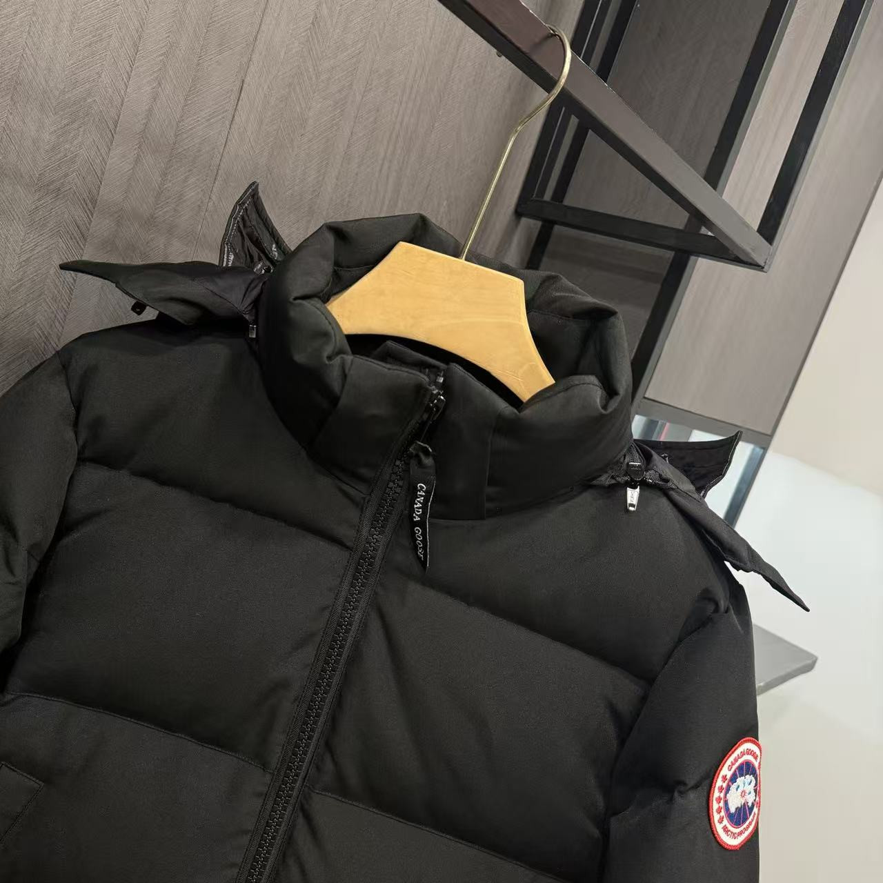 <p>Canada Goose 可拆卸兜帽全長款羽绒服(黑)</p>