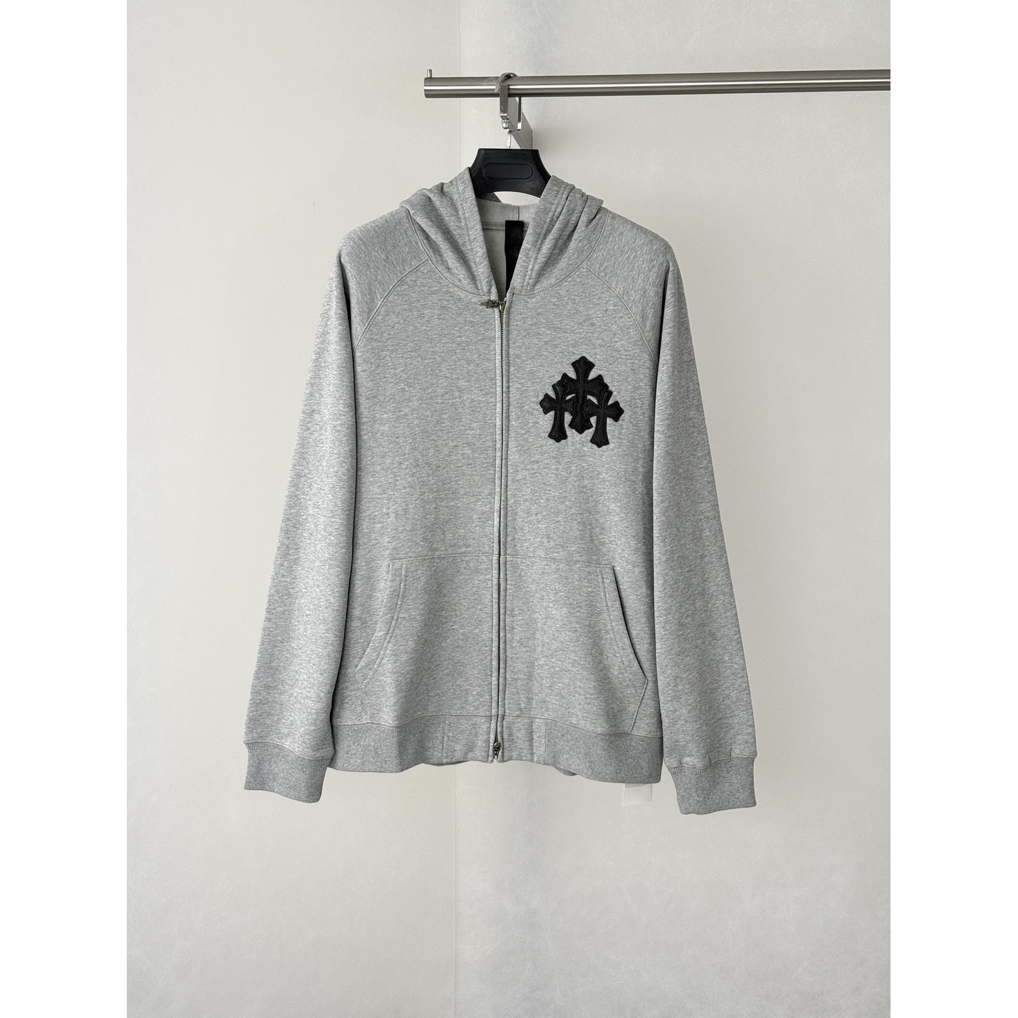 <p>CHROME HEARTS 十字架皮标拉链连帽外套(灰)</p>