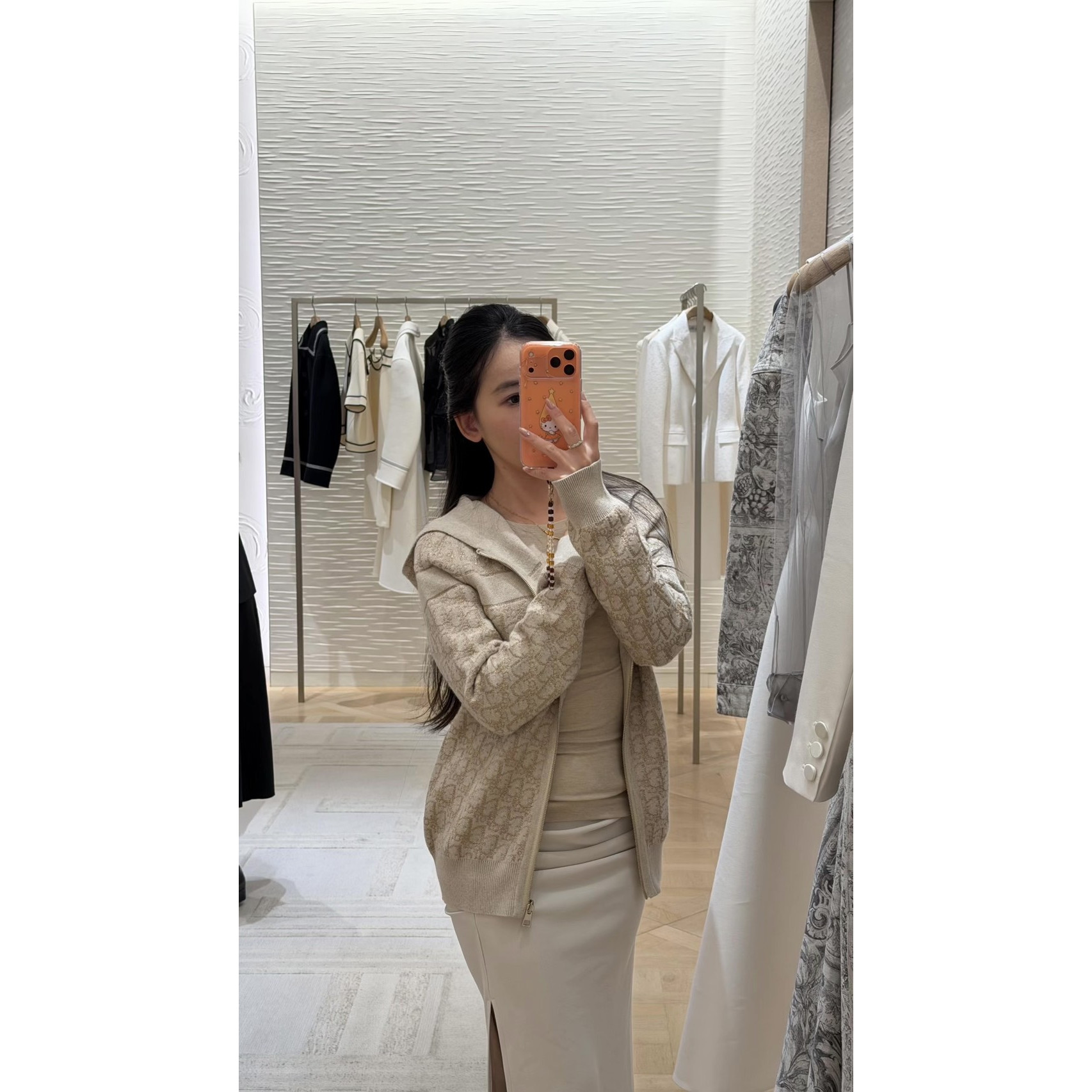 <p>DIOR&nbsp;双面金线连帽拉链开衫</p>