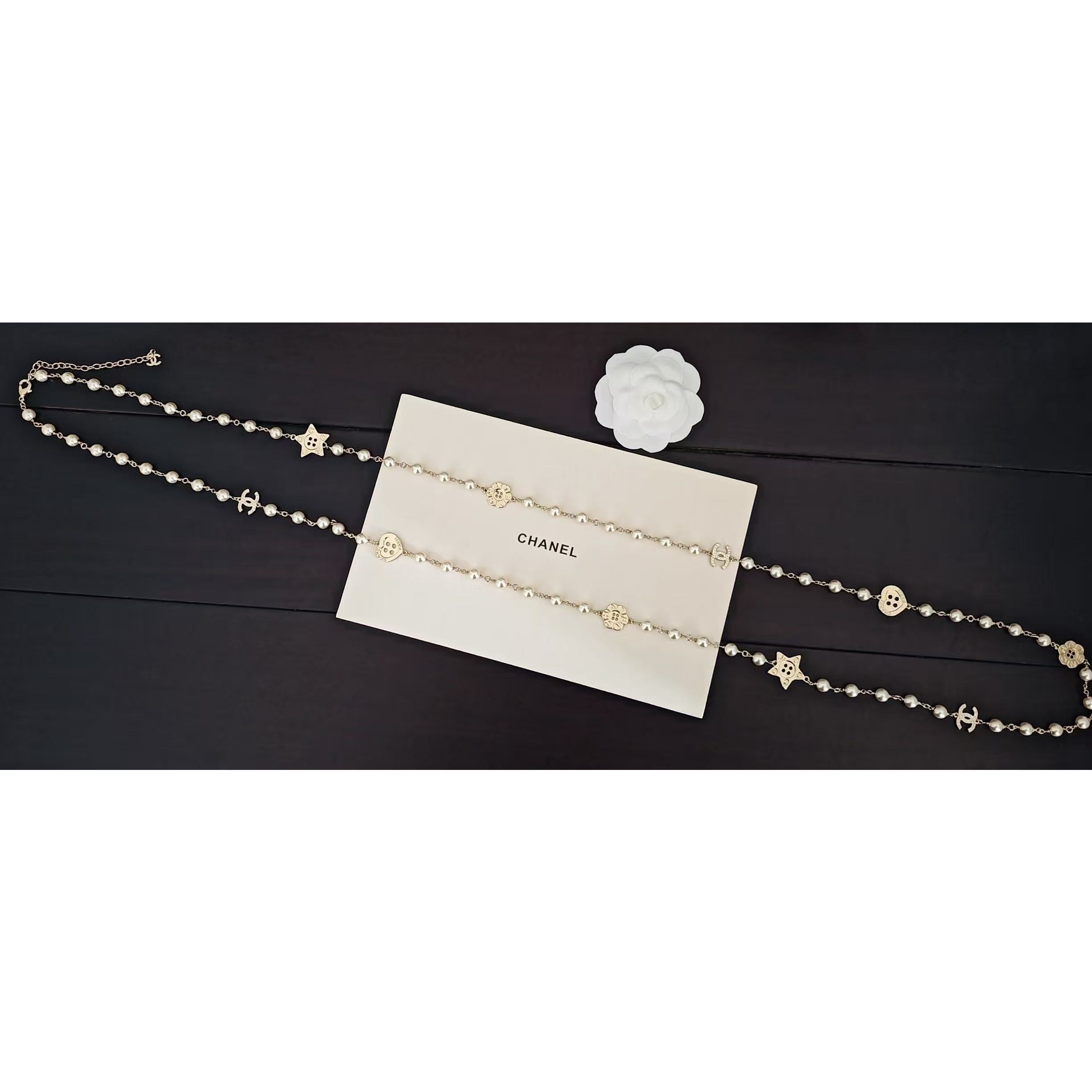 <p>CHANEL&nbsp;浅金纽扣珍珠毛衣链</p>