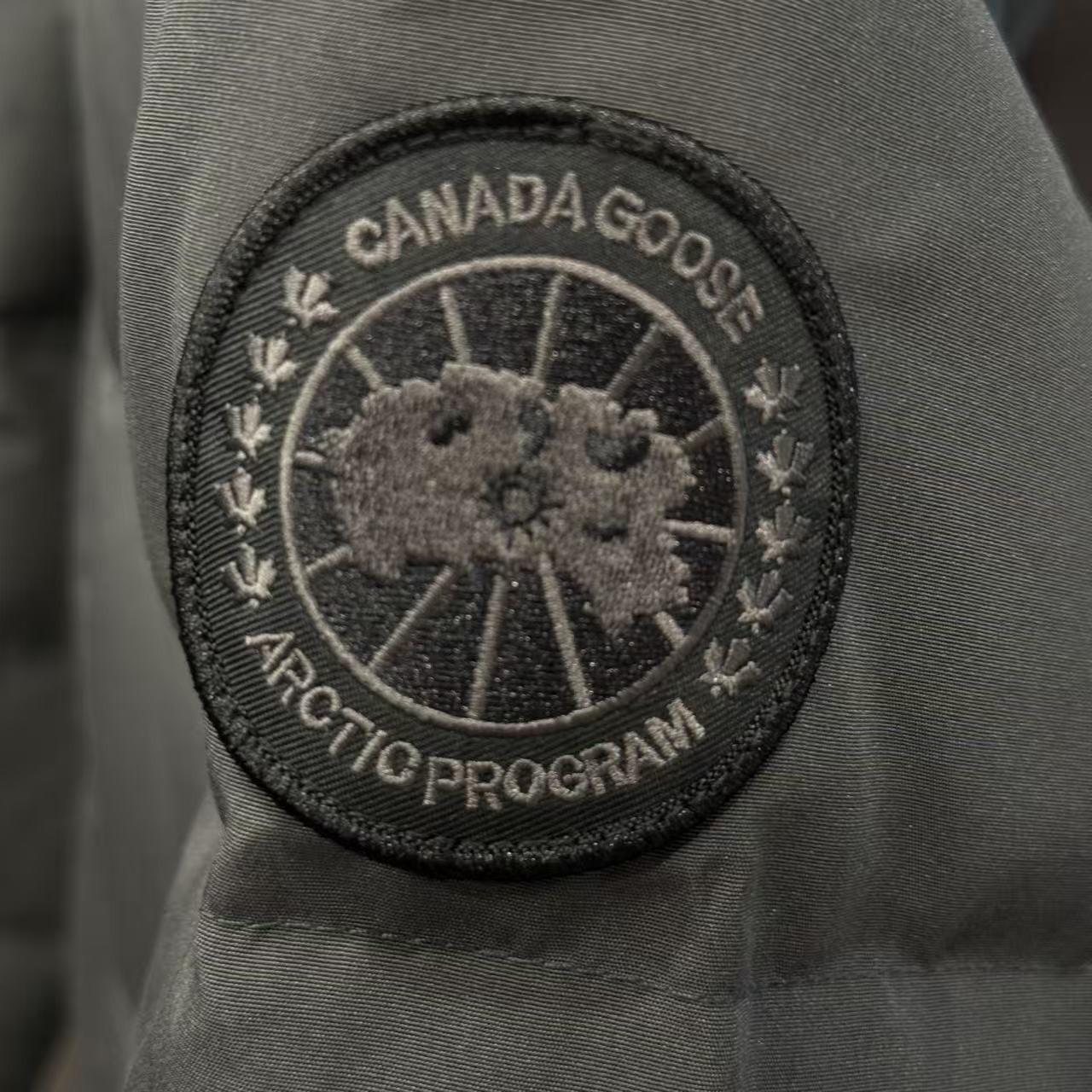 <p>Canada Goose Chelse*派克大衣羽绒服(灰色黑標)</p>