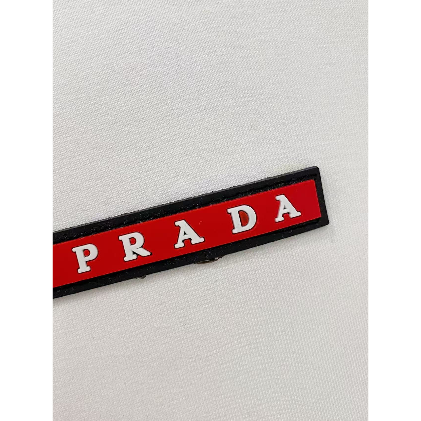 <p>PRADA 太空棉卫衣(白)</p>