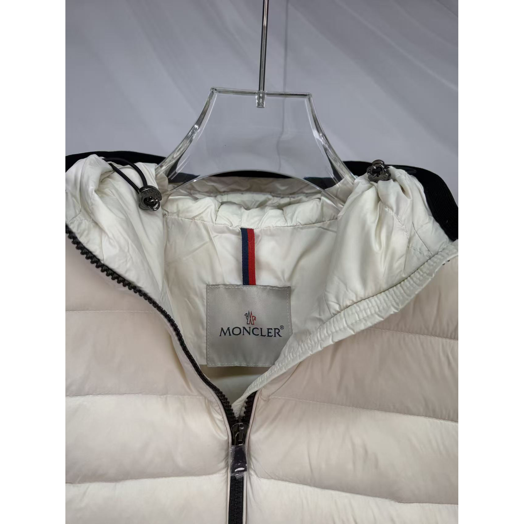 <p>Moncler Bles系列羽绒服(白)</p>