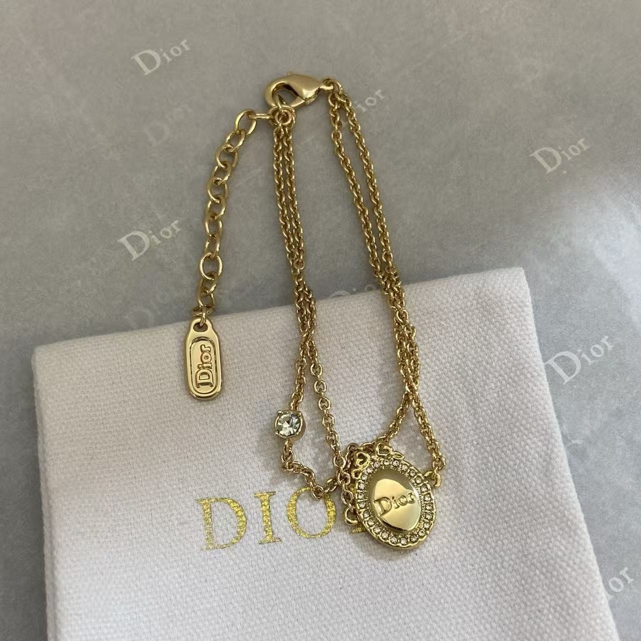 <p>DIOR 复古徽章蝴蝶结手链</p>