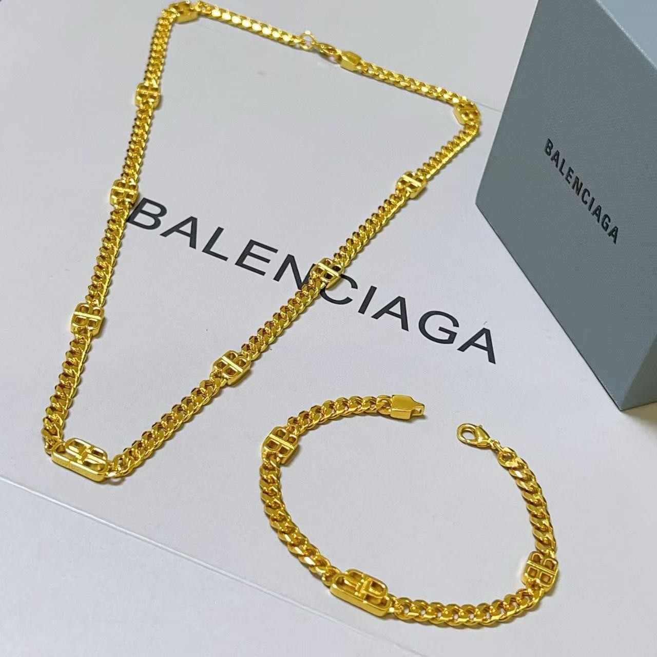 <p>Balenciaga 手链/项链</p>