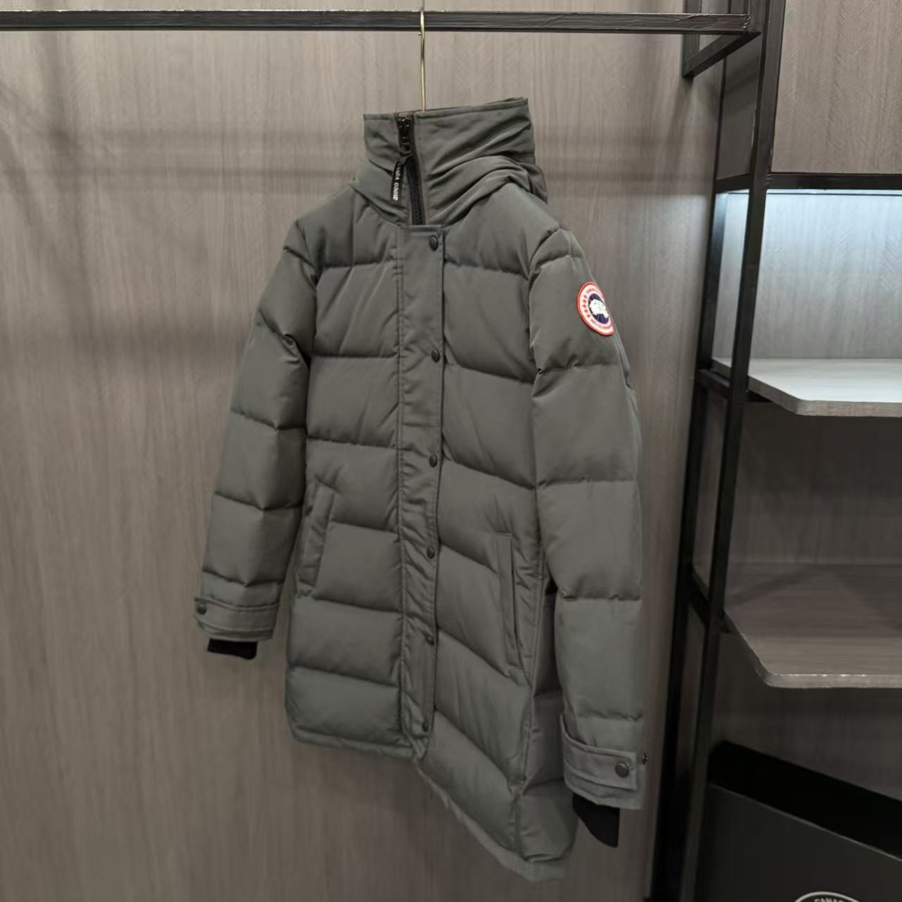 <p>Canada Goose Shelburn*派克大衣羽绒服(灰色紅標)</p>