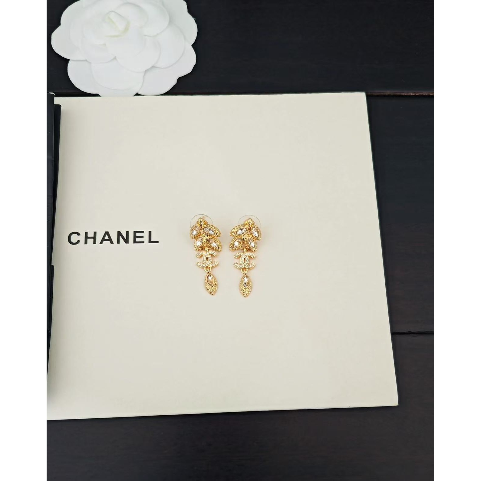<p>CHANEL&nbsp;金色马眼水晶钻耳环</p>