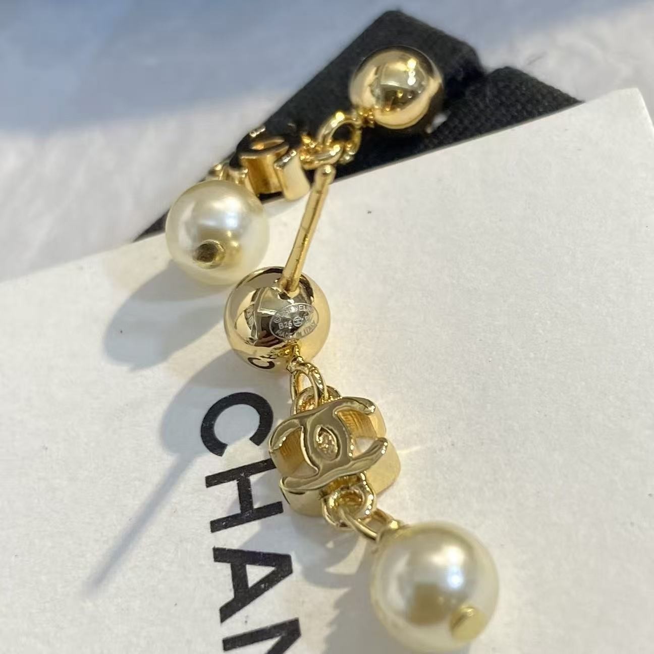 <p>CHANEL 圆球吊双C珍珠耳钉</p>