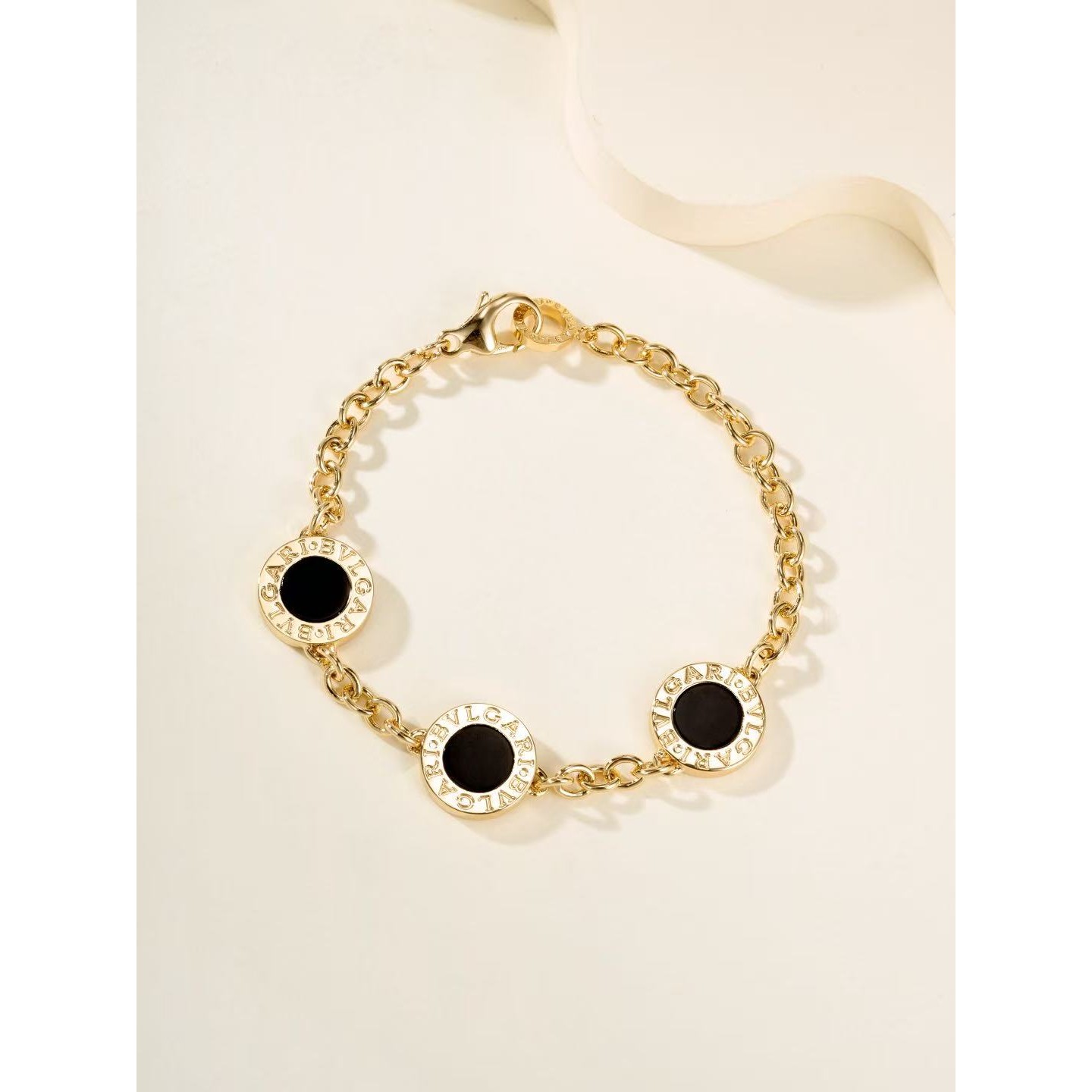 <p>Bvlgari logo钱币系列粗金色手链</p>