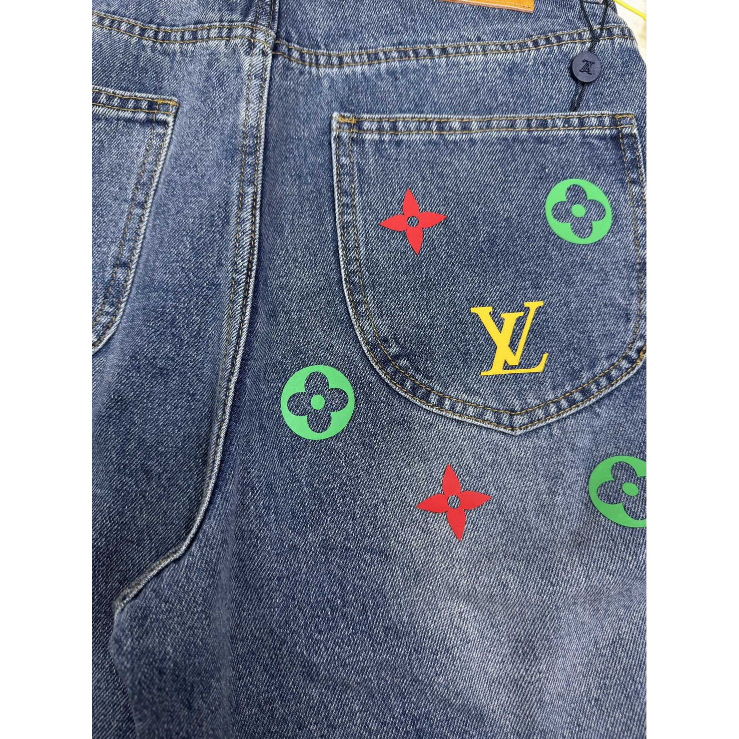 <p>LV 口袋彩色logo印花情侣款水洗宽松牛仔裤</p>