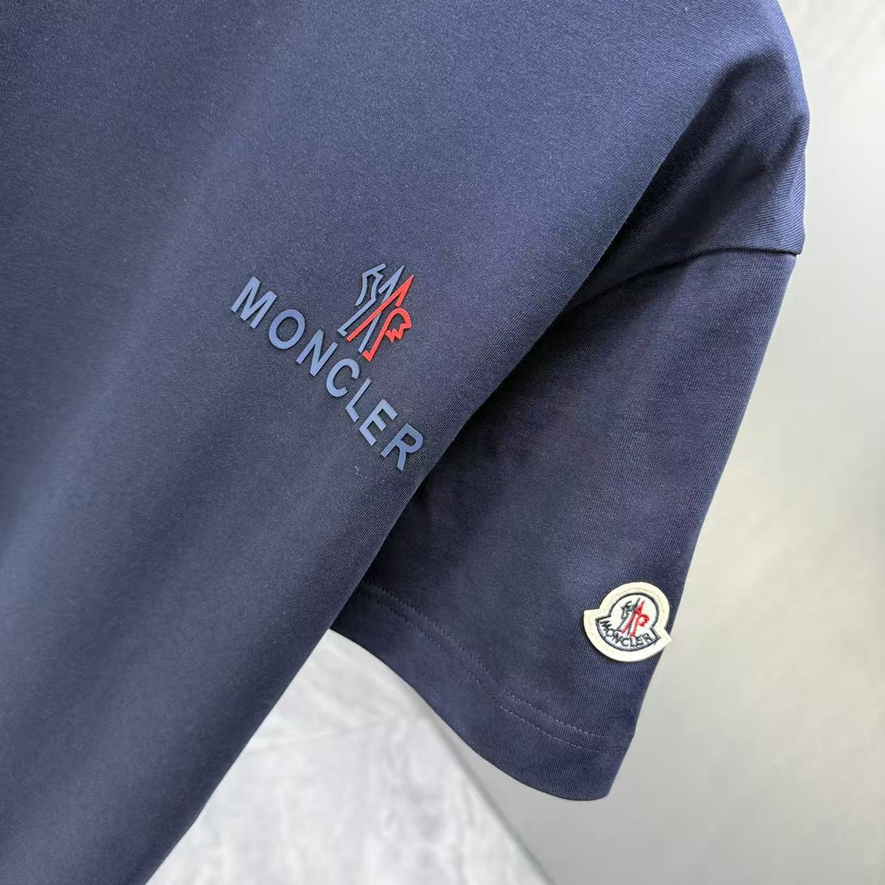 <p>Moncler 短袖T恤(黑)</p>