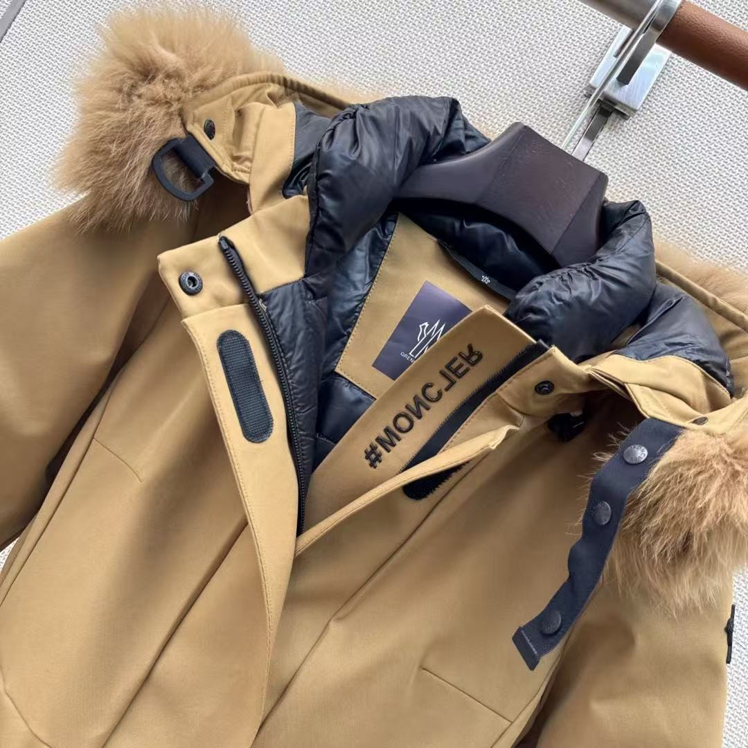 <p>MONCLER 经典Celac短款收腰羽绒滑雪服(卡其)</p>