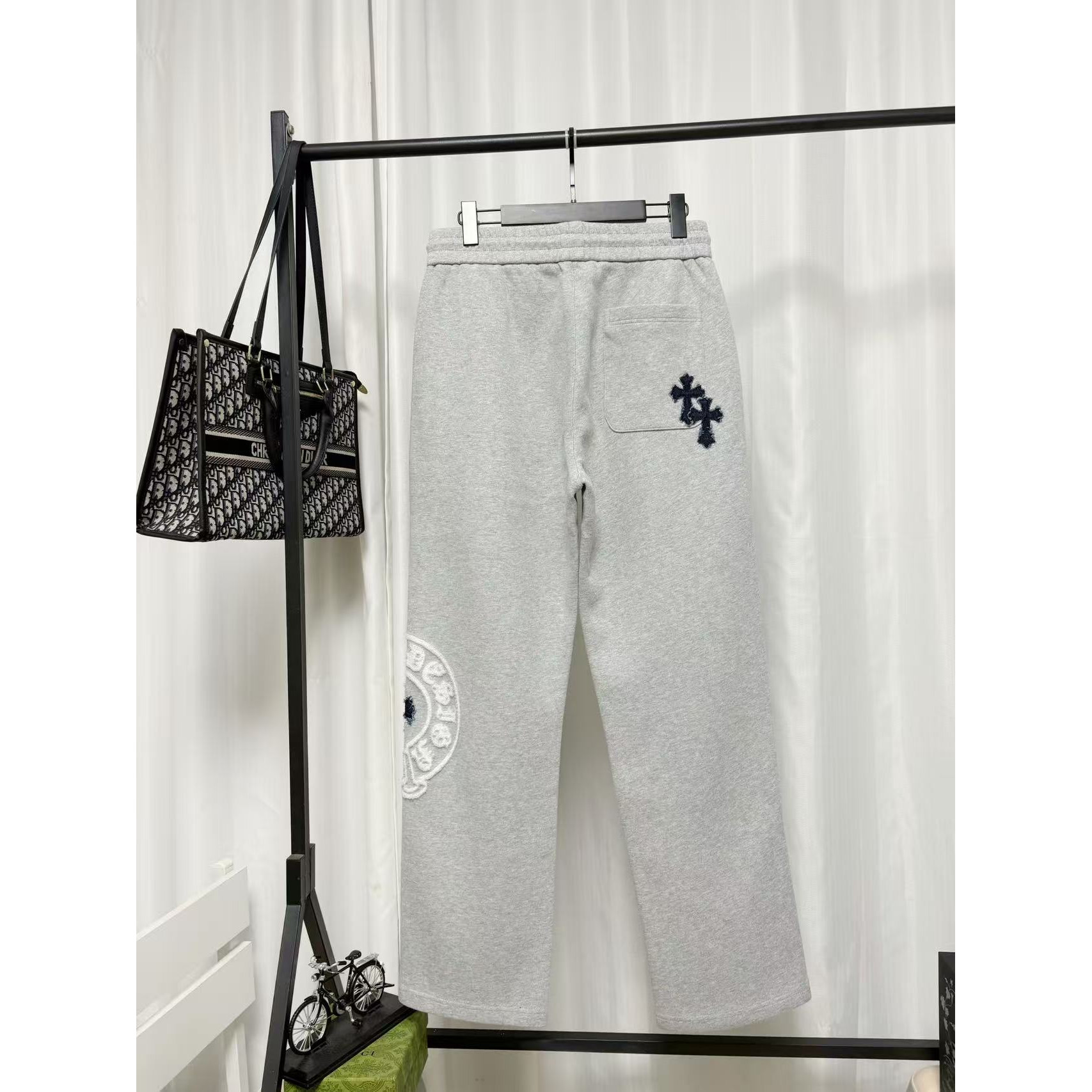 <p>Chrome Hearts 休闲长裤(灰)<br />
&nbsp;</p>
